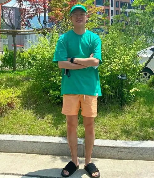 建议中老年男人,夏天少穿这4种假时髦真土气颜色,太油腻
