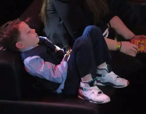 微博之夜心疼假笑男孩刷上热搜,假笑变得商业是谁之过
