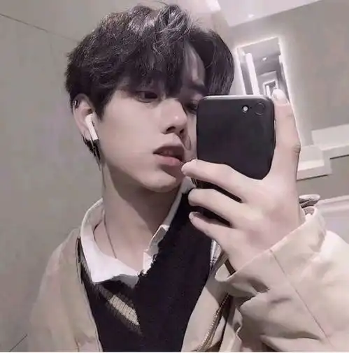 异性晚上聊天时,男生肯问你这3个问题,别激动他可能是要表白
