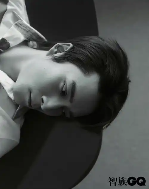 韩东君生日大片曝光躺在浴缸内拍湿身大片
