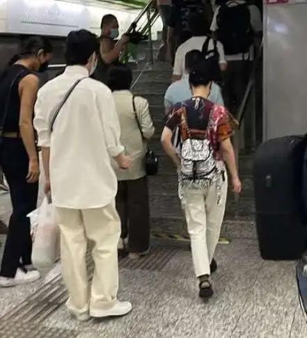 周迅井柏然地铁同框,氛围感十足,井柏然头戴牛角帽子十分吸睛
