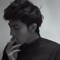 叼着烟的男生头像图片微信头像图片大全
