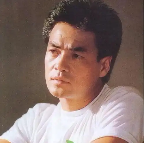1994年,王志文抢走了尤勇智的女友许晴,尤勇智到葛优家痛哭,葛优安慰他说兄弟,别太难过,男子汉大丈夫,天涯何处无芳草俄罗斯的某个剧组片场,冰天雪地,零下几十度的低温
