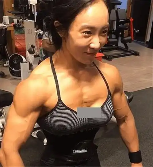健身美女练出拉丝胸肌网友肌肉线条比男人都硬
