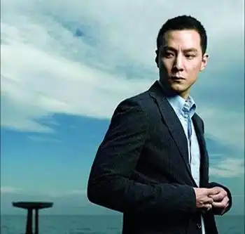 自然卷男生留怎样的短发好看我瘦脸,发质其中弯度比较密而且很硬,求建议最好有图
