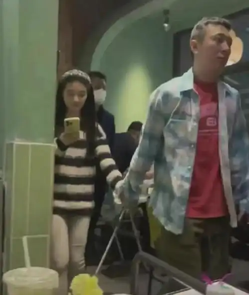王思聪花4.5w买狗送03年小女友年龄差15岁,恋爱还得看校长谈
