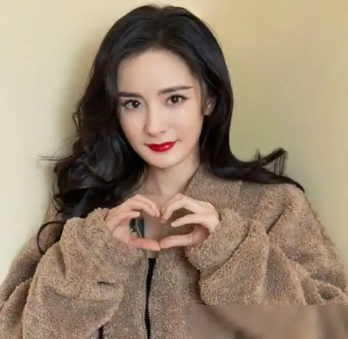 杨幂现身超市拍戏,穿平底鞋比男生矮一头,路人镜头下再现漫画脸
