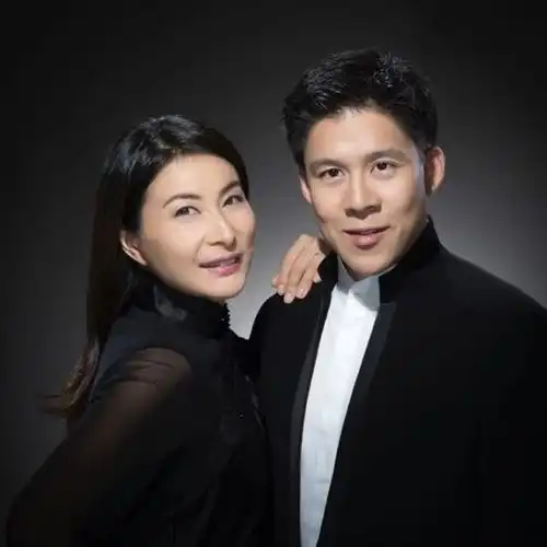 霍启刚陪子女居家看奥运,过亿豪宅装修朴实,仨娃席地而坐很温馨
