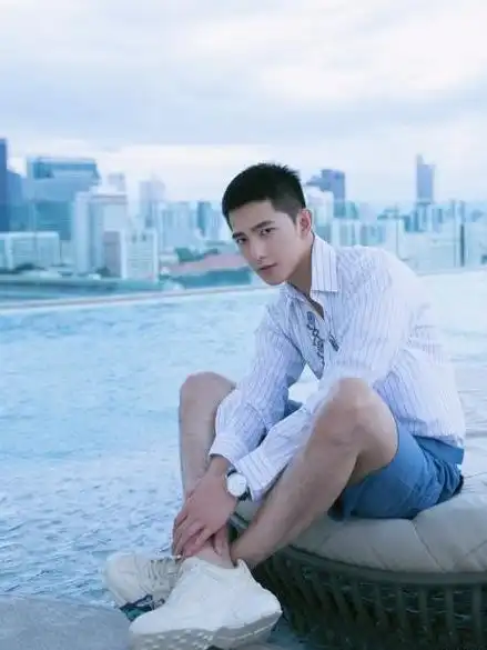 气质青年杨洋,一套简单的白蓝搭配,就能完美演绎安静纯澈少年
