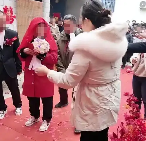 江西女子带2娃嫁头婚男子,新郎一脸忧愁,网友这婚非结不可吗
