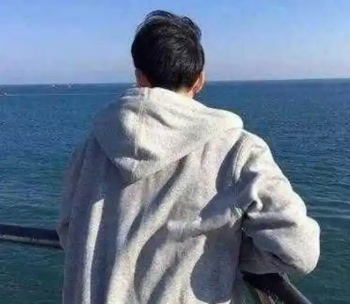 我爱上了一个夜场姑娘,她却一直在骗我,想分手舍不得怎么办
