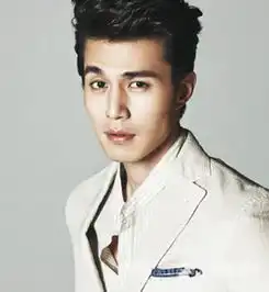 迎着夏日闪耀的利落短发
