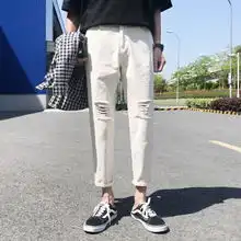 男生穿纯白色破洞牛仔裤如何搭配上衣和鞋子
