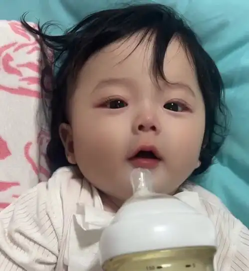 太可爱了小宝宝喝奶的样子真是又萌又有趣,有网友直言说很治愈
