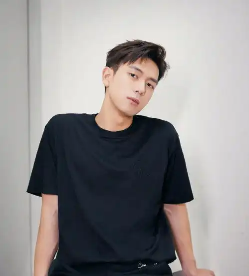 30岁李现剧外好奢侈,穿5000黑色t恤时髦又年轻,比剧里帅气多了
