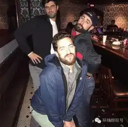 辣眼睛妹子们拍照的小娇羞pose都让这群男人学去了
