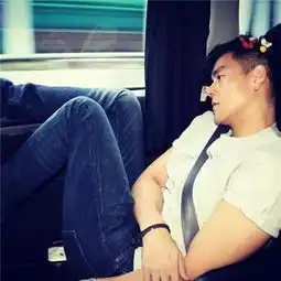 彭于晏在微博秀了波肌肉,迷妹们就hold不住了
