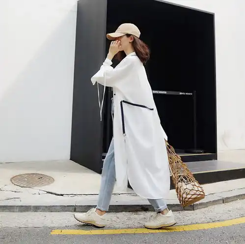 女明星的私服街拍告诉你,今年最火的就是长外套
