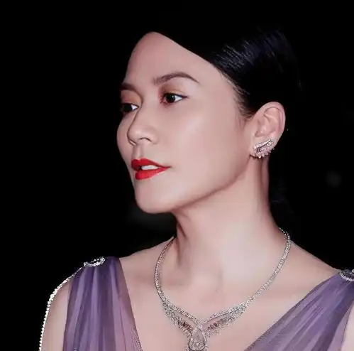 至今未婚未育,身边却有男人陪了近30年54岁的她才是真人间清醒
