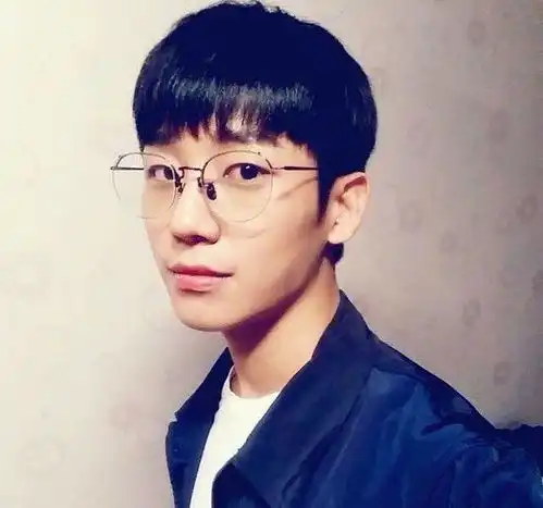 qq头像男生韩国
