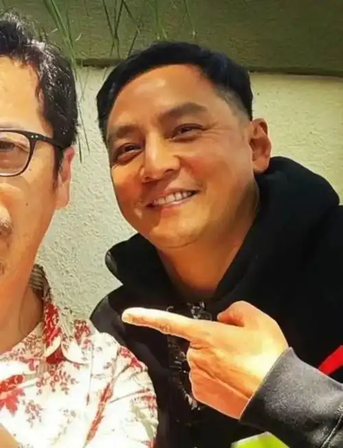 终于,吴彦祖肌肉萎了这个颓废油腻男是谁
