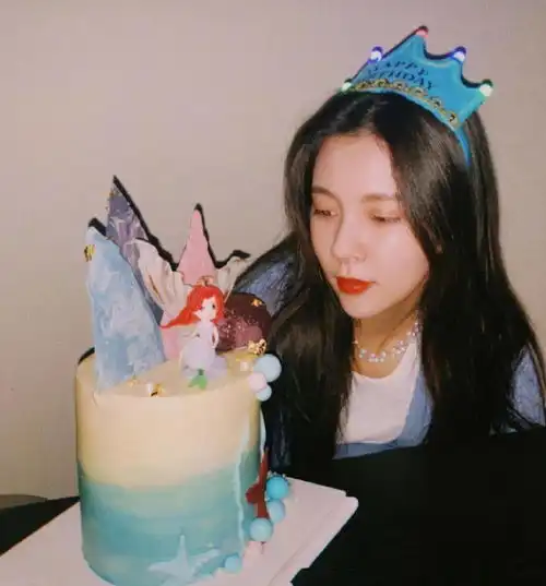 宋妍霏生日会,999朵玫瑰花太抢镜,送礼人的身份早该想到的
