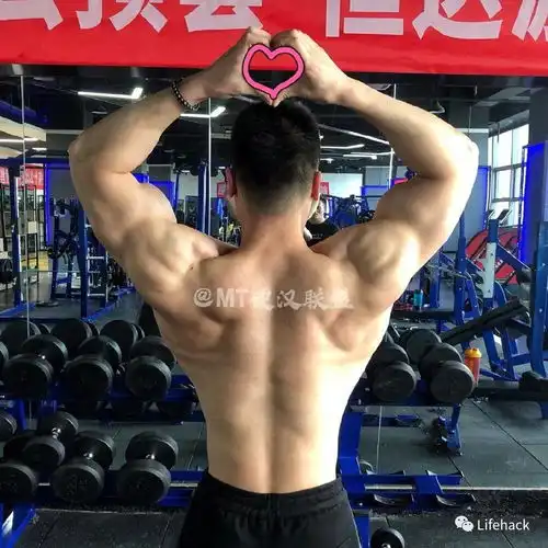 肌肉男半裸上身比心,这倒三角也太帅了吧
