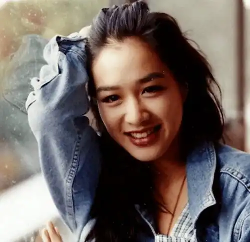 51岁钟丽缇再演星爷初恋,被嘲变样撞脸刘晓庆,大浓妆造型太违和
