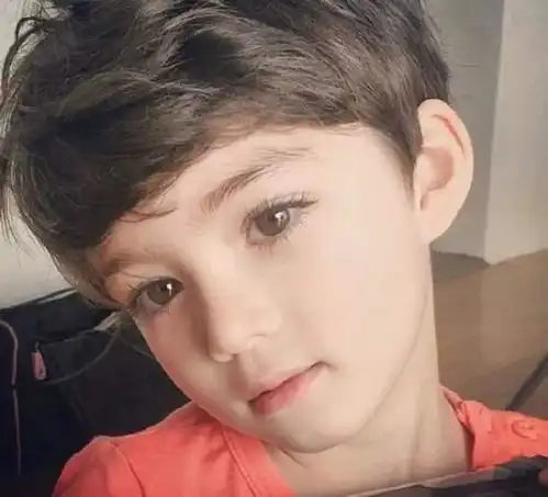 超高颜值小男孩走红,网友纷纷坐不住了姐姐愿意等你长大
