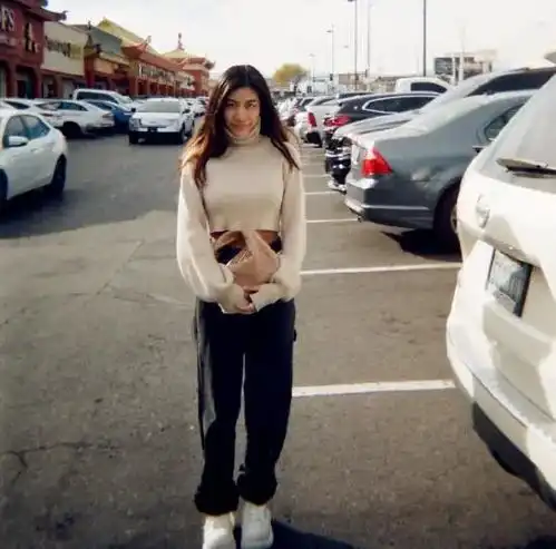 巫启贤大女儿女生男相却气质出众,潮味穿搭尽显大好身材
