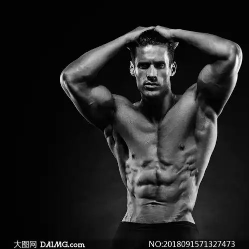 身上是肌肉的男子黑白摄影高清图片
