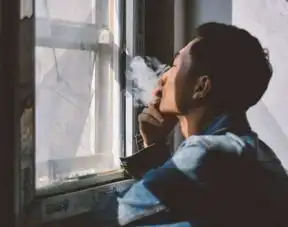 提醒常抽烟的男生,起床若有4表现,早戒烟,肺已挂彩
