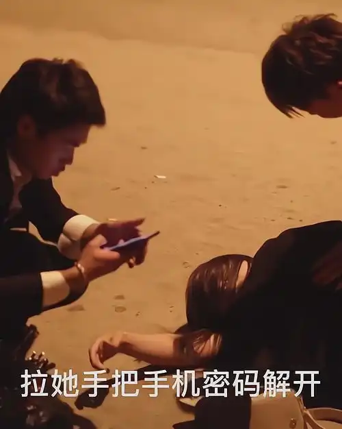 女子深夜独自醉倒街头,3男子弄半天才弄上车,还是好人多
