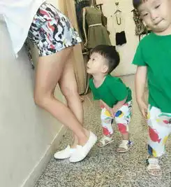 怒了小男孩持钢管对抗城管不准动我奶奶
