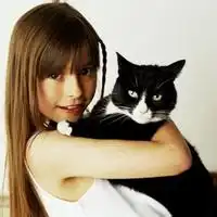 抱猫女生黑白头像欧美女生抱猫狗头像
