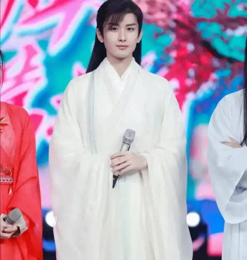 成毅沉香如屑白衣路透,古装美男氛围感浓厚,身形颀长有仙气
