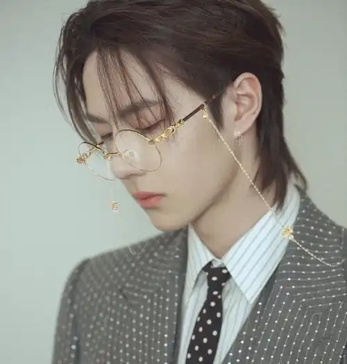 五位男神眼镜杀,王一博高贵,杨洋像学长,易烊千玺气场全开

