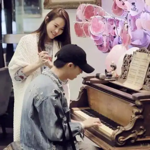 伊能静儿子首次现身18岁少年爱好女装cos,反叛大胆随了谁
