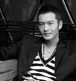 何炅黄晓明刘德华热衷自拍自恋到底的男星
