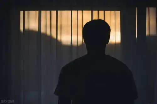 女儿出门幽会,女婿带岳父母去捉人,见到床上的男人,岳母愣住了
