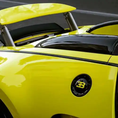 布加迪威航,史上最快量产超跑之一,尾翼一开,天下无敌
