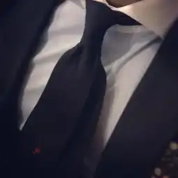求一个比较有男人味的西服男头像
