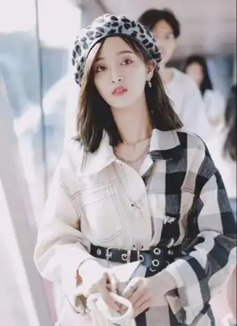 吴宣仪齐刘海疯狂自拍,复古港风穿搭,个性十足
