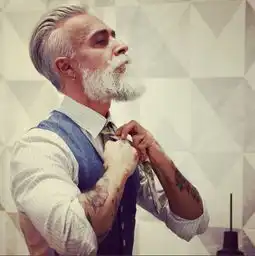 求这个老汉的照片
