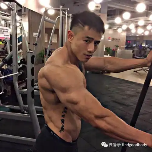 将老婆头像纹在胸肌上,这碗狗粮我干了
