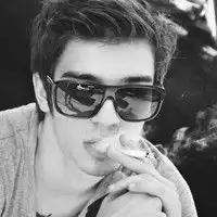 微信头像男生黑白伤感抽烟抽烟不仅伤肺还伤心
