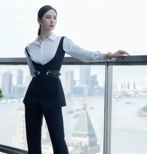 刘诗诗简直是白衬衫女神,简单搭配就很美,网友美貌颜值大暴击

