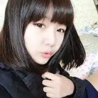 发现自己很难融入喧闹的人群时尚短发女生qq头像
