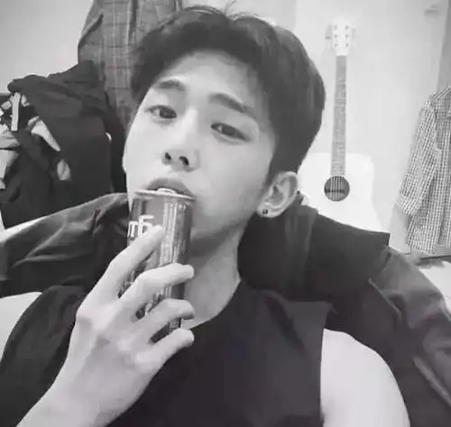 时下热门的12款飞机头与偏分发型
