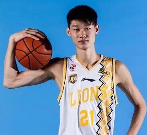 他放弃清华选择打cba,现是浙江队主力,娶美女娇妻生双胞胎
